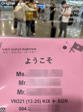 タンソンニャット国際空港で日本人家族を迎えるVJP FASTTRACKのウェルカムボード
