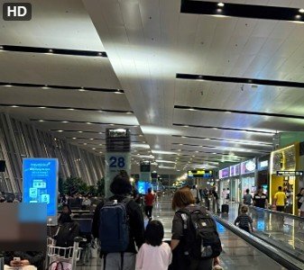 ノイバイ国際空港でスタッフと国際線搭乗手続きへ向かう日本人家族