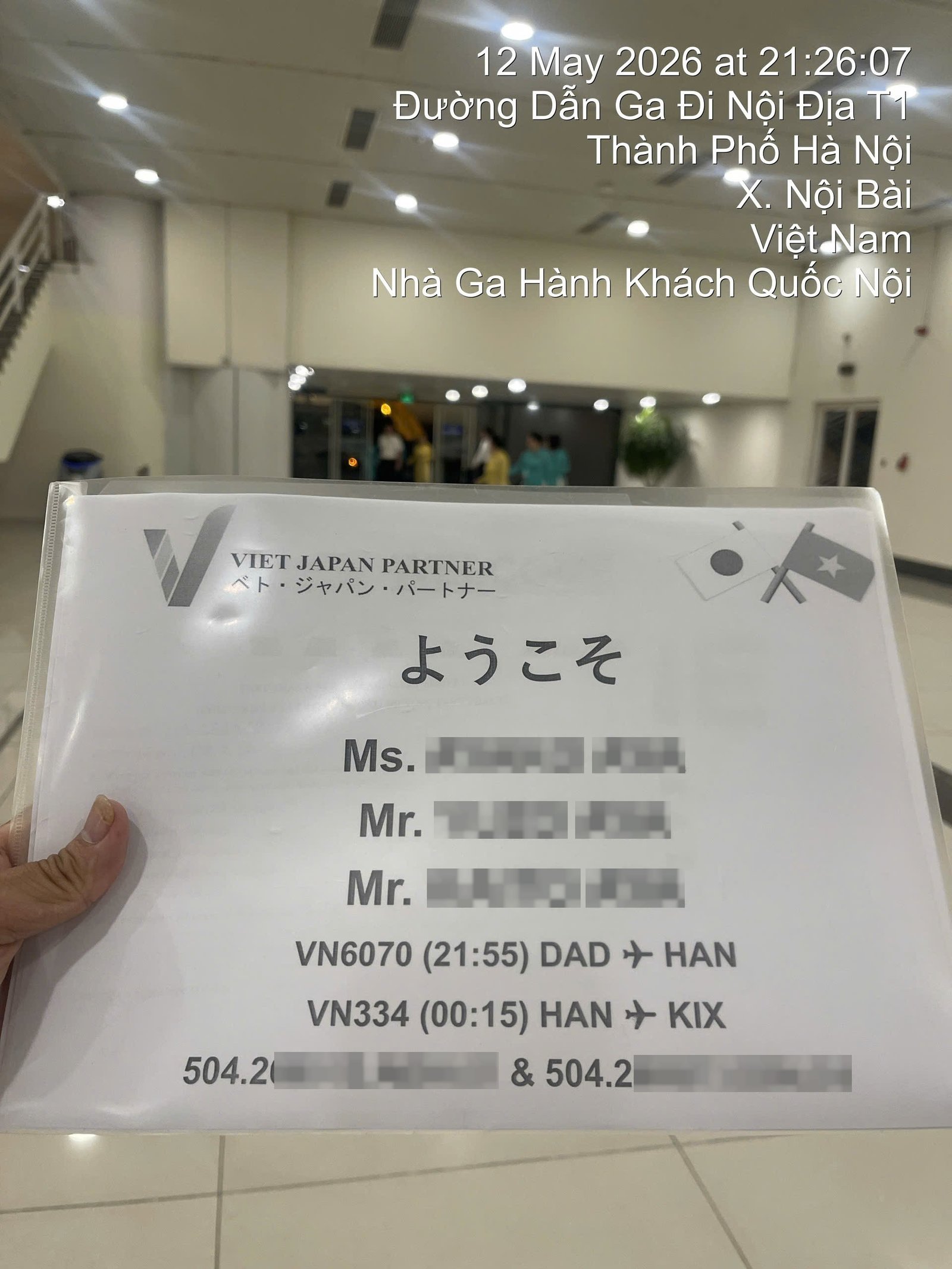 ノイバイ国際空港の国内線ターミナルで日本人家族を迎えるウェルカムボード