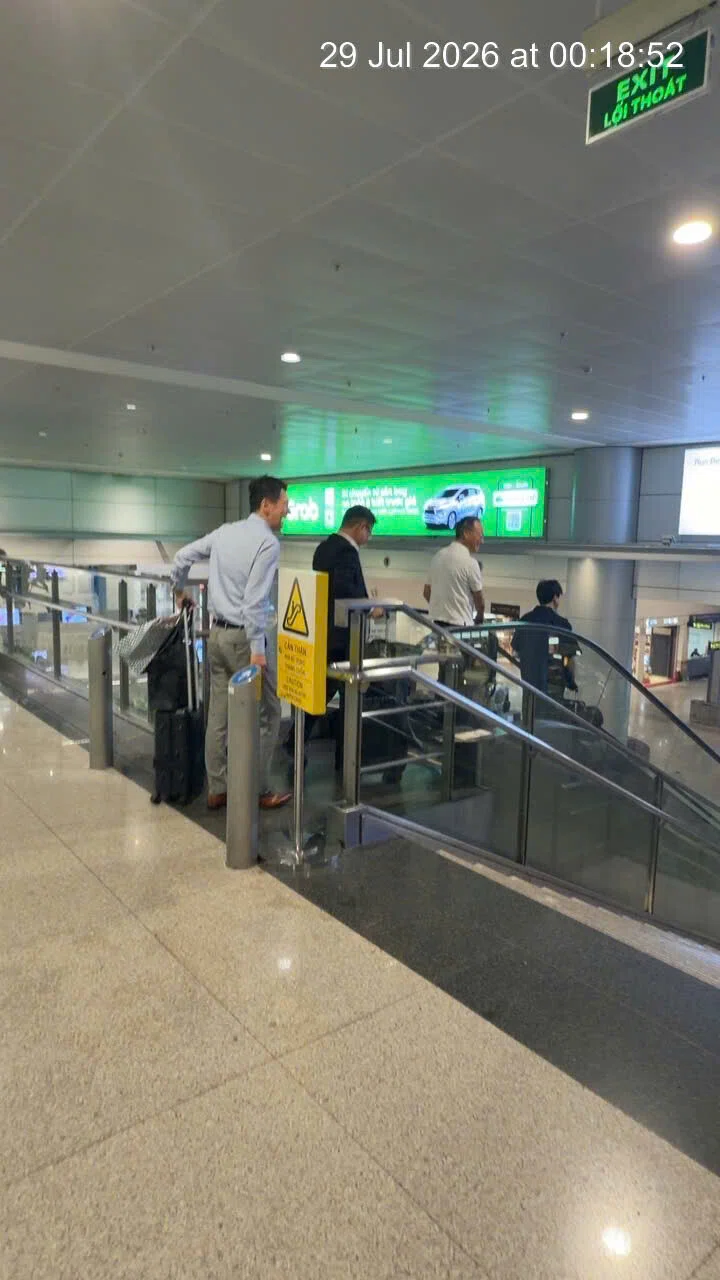 タンソンニャット空港で入国手続き完了後に移動するNH833便のお客様