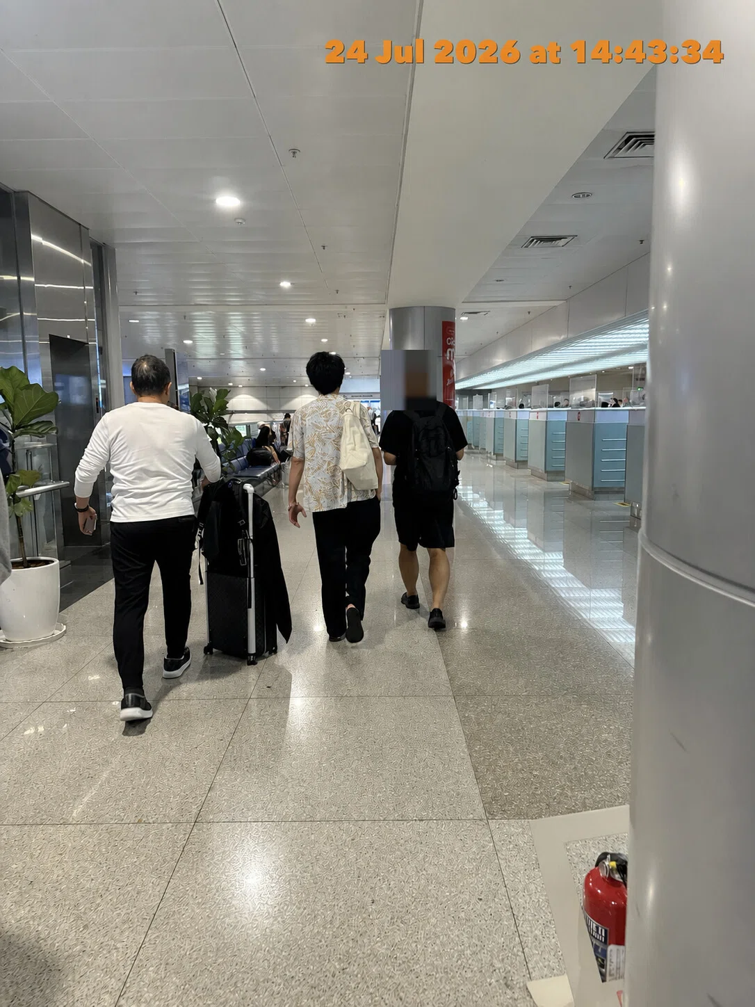 タンソンニャット空港で入国手続き完了後に移動するVN321便のお客様