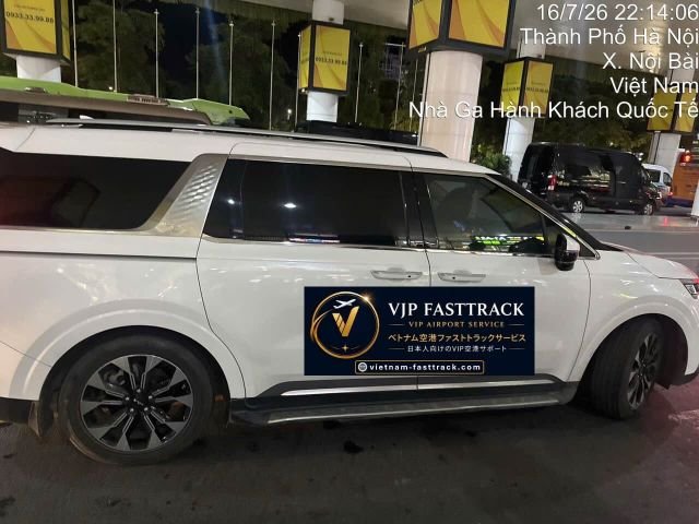 ノイバイ国際空港でNoi Bai Executive Arrivalの専用7席Limousineへお客様をご案内するVJP FASTTRACK