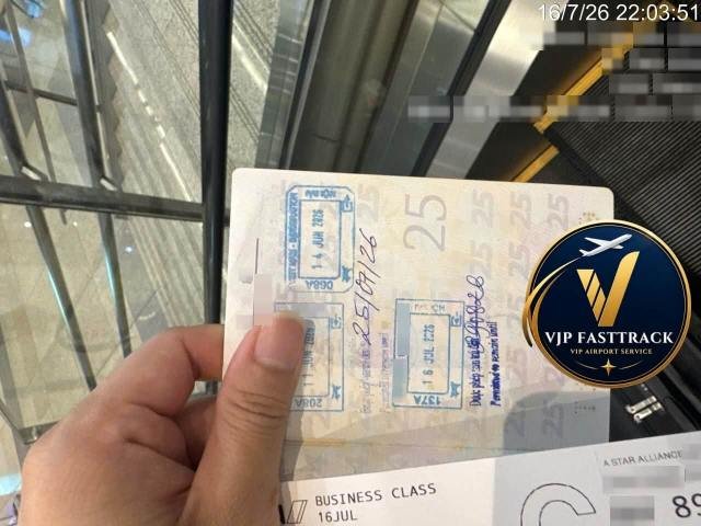 ノイバイ国際空港で入国手続き完了後に確認を行うVJP FASTTRACKのVVIP到着サポート