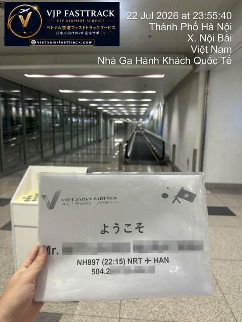 ノイバイ国際空港でNH897便のお客様を迎えるVJP FASTTRACKスタッフ