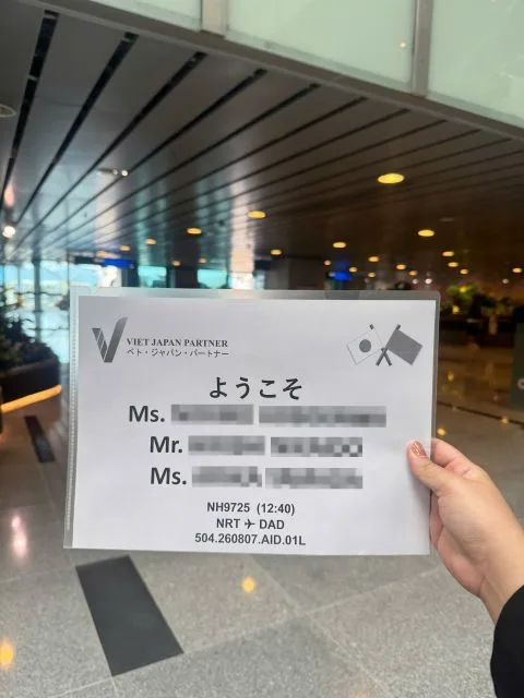 ダナン国際空港でNH9725便のお客様を待つVJP FASTTRACKスタッフ