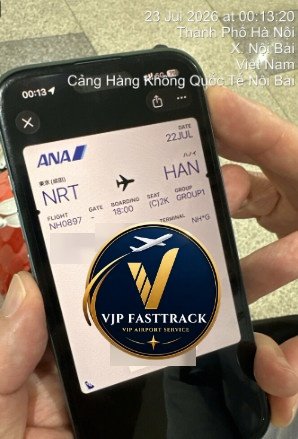 ノイバイ国際空港でNH897便のお客様と合流し搭乗情報を確認するVJP FASTTRACKスタッフ